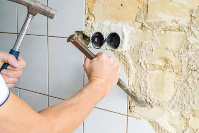 Jak skutecznie skuć kafelki bez uszkodzenia podłoża? Porady Jak skutecznie skuć kafelki bez uszkodzenia podłoża? Porady